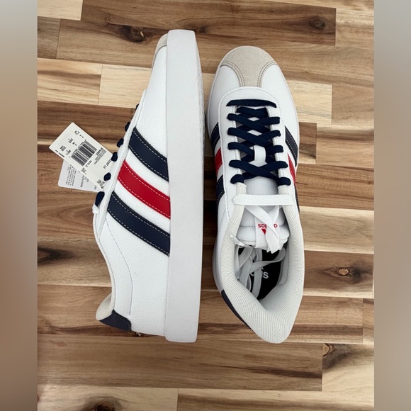 Adidas Women’s 8.5 Men's 7.5 Sneakers in White with Red and Navy Stripes - Picture 2 of 5